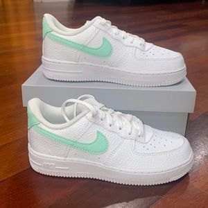 Kids size 1Y white/mint foam Nike force 1